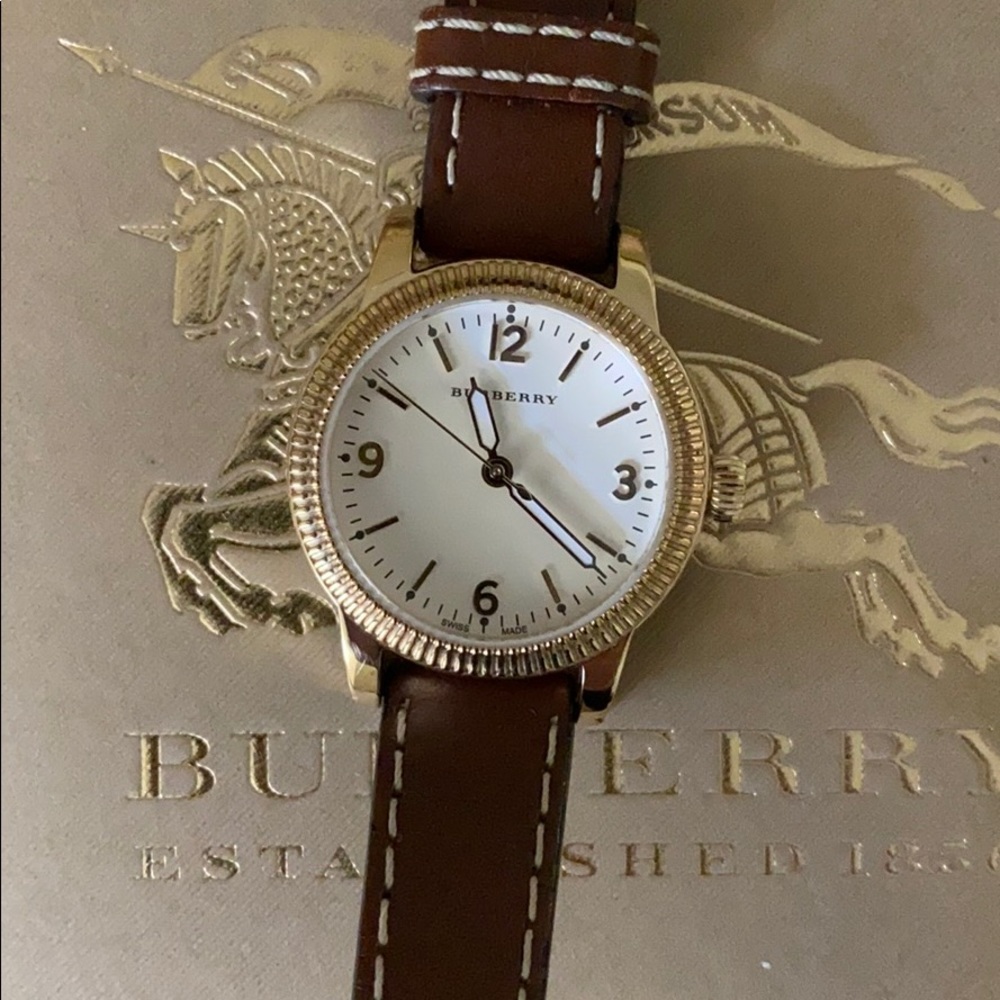 Burberry 100% authentic Leather wrist watch.